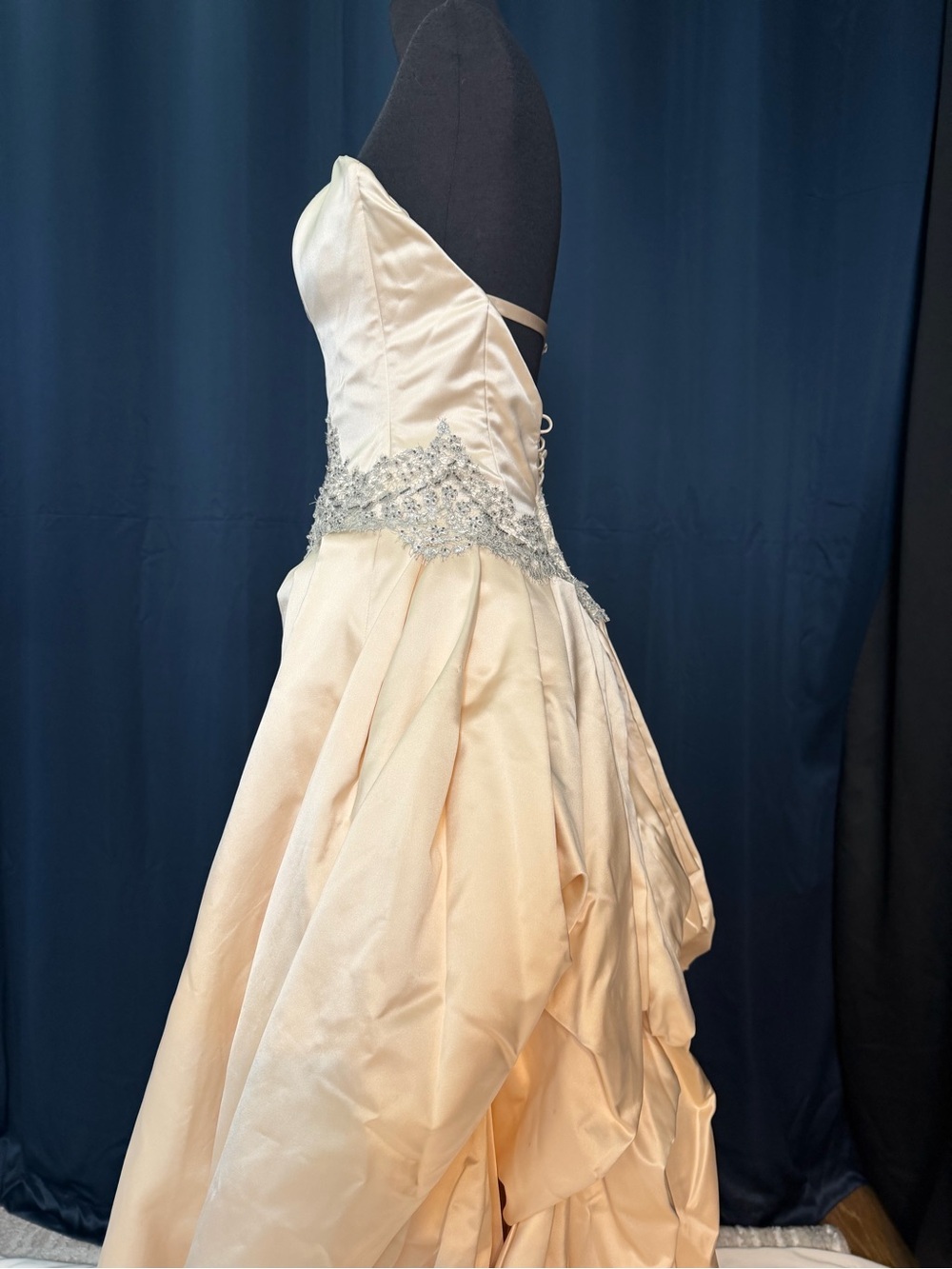 NWT COCOE VOCI WEDDING GOWN SIZE 4 w/veil & clutch - Picture 3 of 16